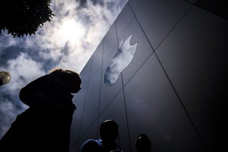 Apple существенно снизила прогноз квартальной выручки в связи с замедлением мировой экономики, падением продаж iPhone в Китае и… дешевой заменой аккумуляторов Apple существенно снизила прогноз квартальной выручки в связи с замедлением мировой экономики, падением продаж iPhone в Китае и… дешевой заменой аккумуляторов