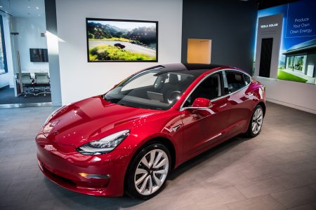 Tesla привезла первую партию официальных электромобилей Model 3 в Европу, однако доставки заказчикам задерживаются из-за «неожиданных проблем» Tesla привезла первую партию официальных электромобилей Model 3 в Европу, однако доставки заказчикам задерживаются из-за «неожиданных проблем»
