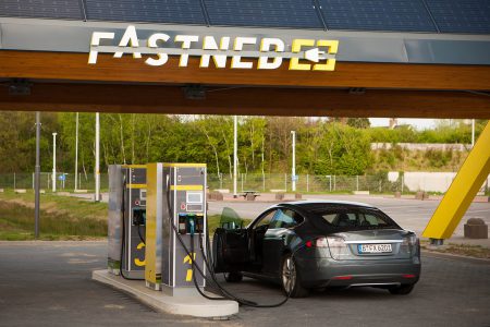 Европейская версия электромобиля Tesla Model 3 (CCS) побила рекорд американского варианта, приняв мощность заряда в 126 кВт (на 5 кВт больше, чем у Tesla Supercharger) Европейская версия электромобиля Tesla Model 3 (CCS) побила рекорд американского варианта, приняв мощность заряда в 126 кВт (на 5 кВт больше, чем у Tesla Supercharger)