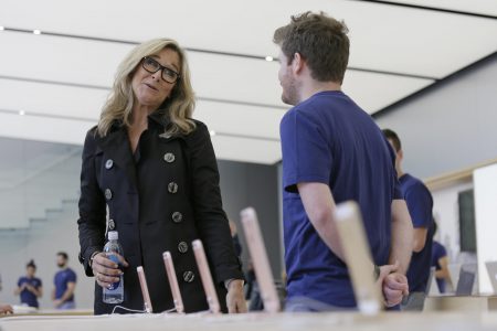 Старший вице-президент по розничной торговле Apple Анджела Арендтс покидает компанию после пяти лет работы Старший вице-президент по розничной торговле Apple Анджела Арендтс покидает компанию после пяти лет работы