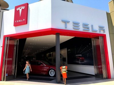 Илон Маск предупредил инвесторов, что в этом квартале у Tesla, скорее всего, не будет прибыли. Компания закроет большинство магазинов и перейдет на модель с онлайн-продажами Илон Маск предупредил инвесторов, что в этом квартале у Tesla, скорее всего, не будет прибыли. Компания закроет большинство магазинов и перейдет на модель с онлайн-продажами