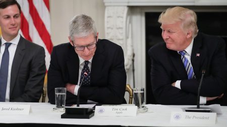 Очередной конфуз Трампа: президент США назвал главу Apple «Тимом Эпплом» Очередной конфуз Трампа: президент США назвал главу Apple «Тимом Эпплом»