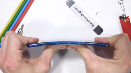 Xiaomi Mi 9 выжил в тестах JerryRigEverything, хотя «сапфировое стекло» поверх камер слишком легко царапается Xiaomi Mi 9 выжил в тестах JerryRigEverything, хотя «сапфировое стекло» поверх камер слишком легко царапается