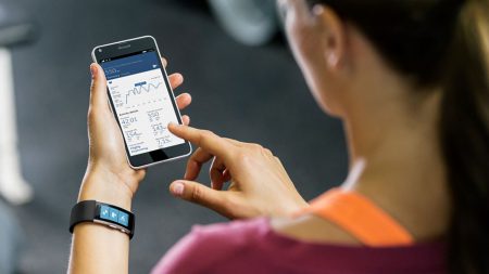 Microsoft закрывает все приложения и сервисы Microsoft Band, предлагая владельцам фитнес-браслетов компенсацию Microsoft закрывает все приложения и сервисы Microsoft Band, предлагая владельцам фитнес-браслетов компенсацию