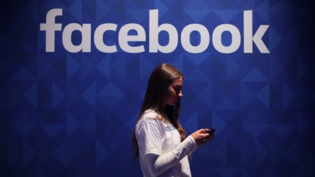 Facebook хочет объединить новости и истории в одну горизонтальную ленту Facebook хочет объединить новости и истории в одну горизонтальную ленту