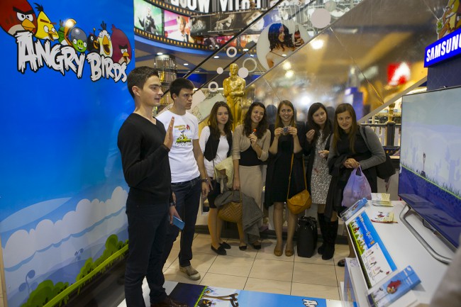 Samsung запускает Angry Birds на больших экранах