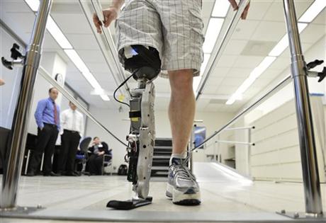 Человек с бионическим протезом ноги пешком поднялся на небоскреб