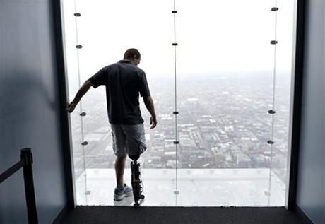 Человек с бионическим протезом ноги пешком поднялся на небоскреб