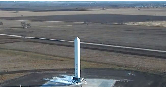 В SpaceX провели успешное испытание многоразовой ракеты с вертикальными взлетом и посадкой