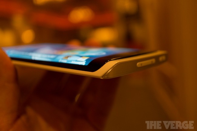 Прототип смартфона Samsung с гибким дисплеем