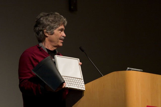 Алан Кэй – «отец» планшетных компьютеров с концептом Dynabook в руках