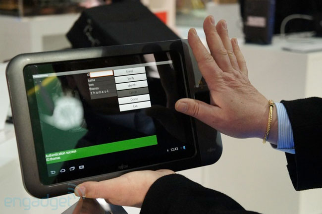 Fujitsu показала прототип планшета с интегрированным сканером ладони