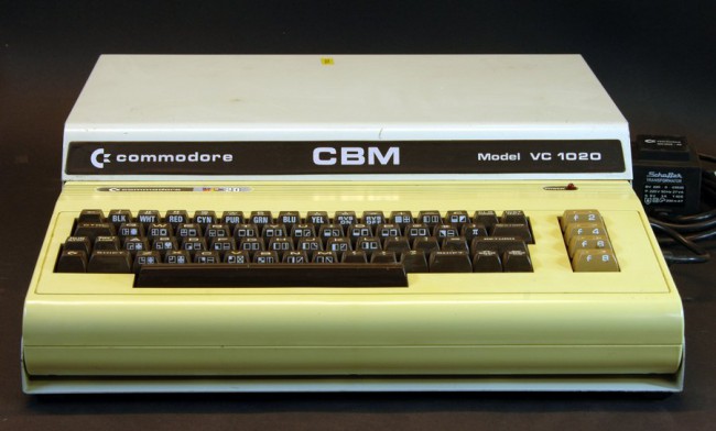 Commodore VIC-20, установленный в специальный корпус расширения, насчитывавший шесть слотов для картриджей периферии