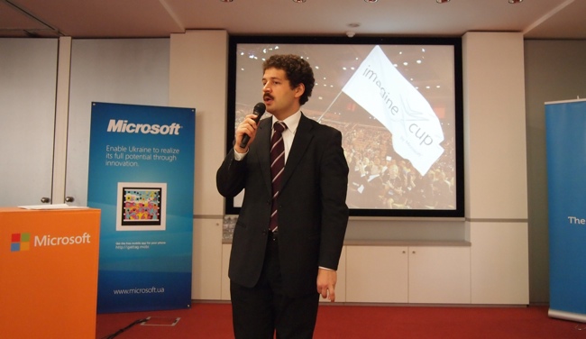 Андрей Терехов, директор департамента стратегических технологий Microsoft, открывает конкурс.