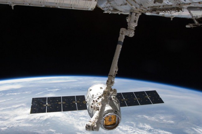 Грузовой корабль SpaceX Dragon пристыковывается к Международной космической станции