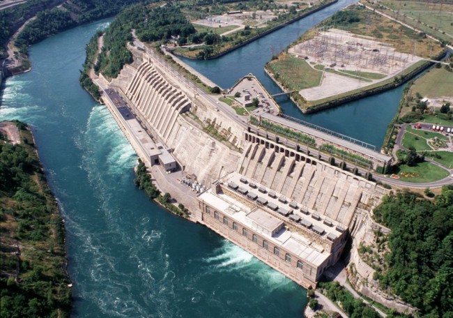 Комплекс электростанций «Сэр Адам Бек» (США) мощностью 2 тыс. МВт построен на границе США и Канады