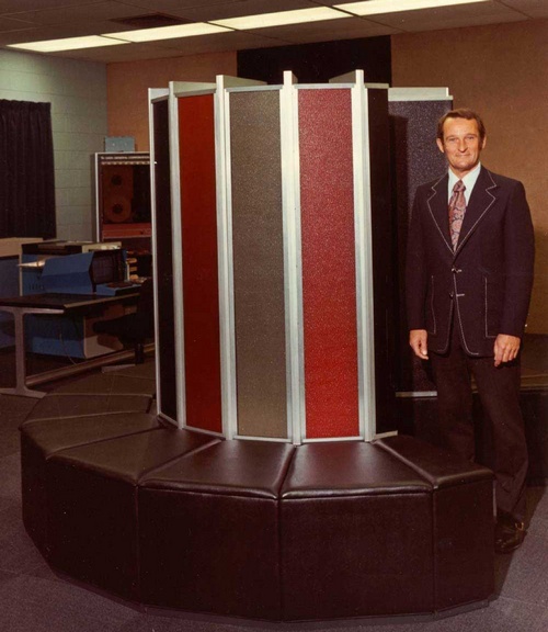 Сеймур Крэй и первый полностью им спроектированный суперкомпьютер Cray-1 (1974 год, производительность 80 MFLOPS)