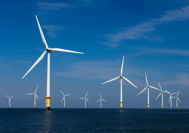Крупнейшая в мире ветровая электростанция London Array построена в море возле берегов Великобритании (630 МВт)