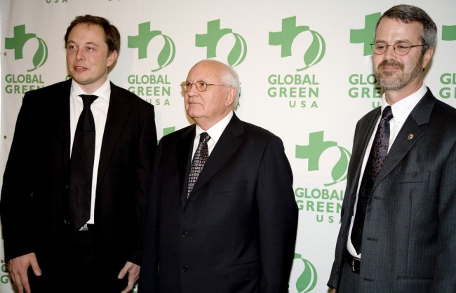 Слева направо: Илон Маск, Михаил Горбачев и Мартин Эберхард на вручении премии Global Green 2006