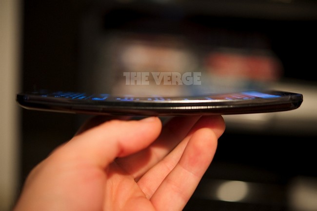 Смартфон LG G-Flex с изогнутым экраном засветился на фото