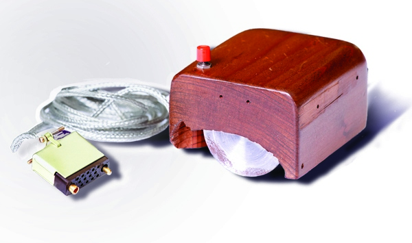 Первый прототип мышки – в деревянном корпусе и с одной кнопкой