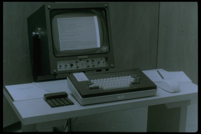 Рабочая станция NLS – с новой трехкнопочной мышкой справа и аккордовой клавиатурой слева