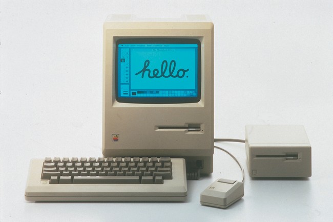 Первая модификация Apple Macintosh (128К): 9-дюймовый черно-белый экран, 8-МГц процессор Motorola 68000, 128 кб ОЗУ и 3,5-дюймовый дисковод (1984 год)