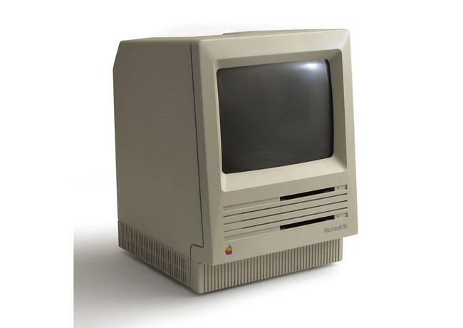 Apple Macintosh SE: процессор Motorola 68000 8 МГц, 1 Мб ОЗУ, дисковод и жесткий диск объемом 20 или 40 Мб (1987 год)