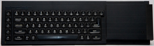 Внешне QL отличался, прежде всего, полноразмерной клавиатурой