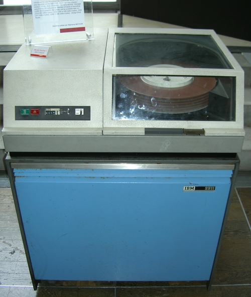Популярная периферия для System/360 – дисковод IBM 2311. Сменяемый диск объемом 7,25 МБ состоял из шести пластин, а скорость передачи данных достигала 156 КБ/с