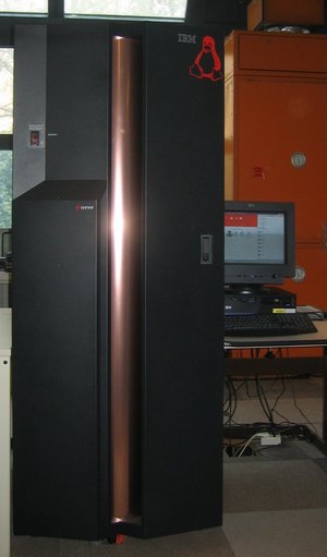 IBM zSeries 800 – прямой наследник System/360, работающий уже на Linux