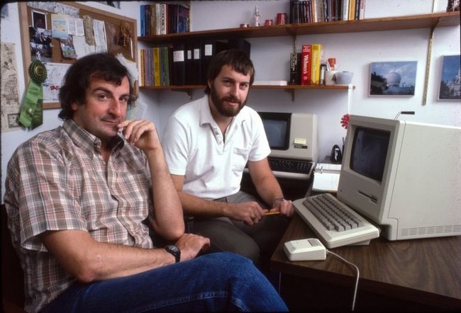 Дуглас Адамс (слева) и Стив Мерецки явно замышляют что-то особо хитрое и головоломное