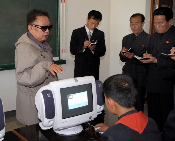 Ким Чен Ир лично объясняет, как именно следует обучать компьютерным технологиям (Фото: REUTERS/KCNA)
