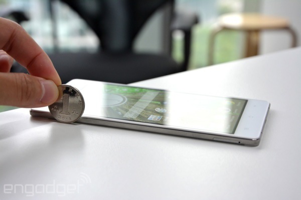 Самый тонкий в мире смартфон Oppo R5 толщиной всего 4,85 мм поступит в продажу в декабре по цене $499