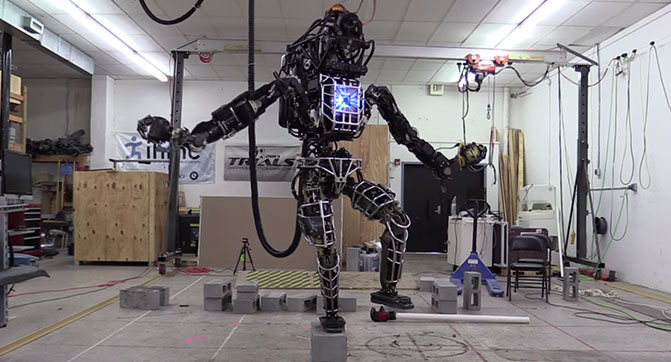 Человекоподобный робот Atlas научился балансировать на одной ноге