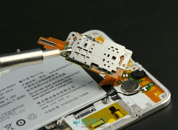 Самый тонкий в мире смартфон Vivo X5 Max разобрали на отдельные компоненты
