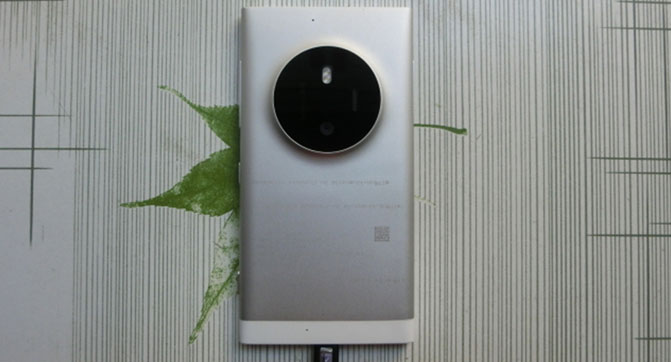 В сети появились фотографии смартфона Microsoft Lumia с крупным модулем камеры