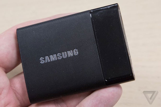 Samsung выпустила изогнутый монитор и линейку портативных SSD