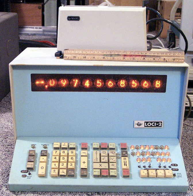 Калькулятор LOCI-2. Устройство сверху – модуль для считывания перфокарт