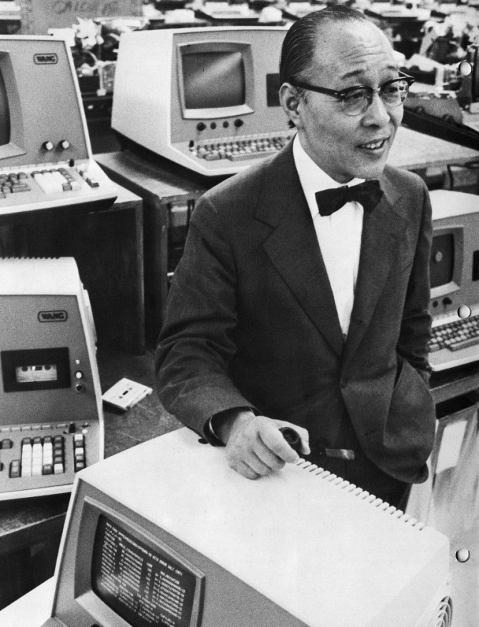 Ван Ань со своими компьютерами в 1976 году