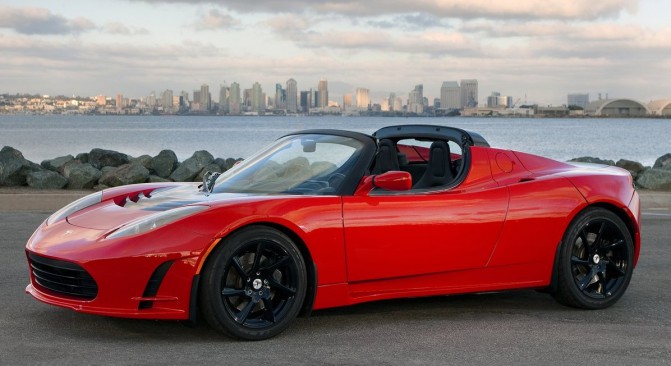 Tesla Roadster – первый автомобиль компании: яркий, но с очень узкой нишей. Теперь Tesla нацелена на массовый рынок.