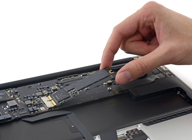 В iFixit разобрали ноутбуки Apple MacBook Air начала 2015 года, оценив их ремонтопригодность и возможность модернизации