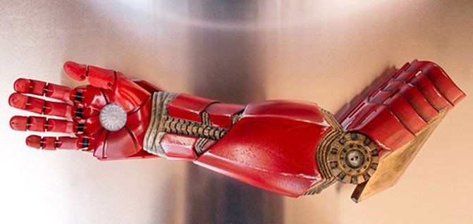 Для 7 летнего мальчика методом 3D-печати создан бионический протез в виде перчатки Железного человека
