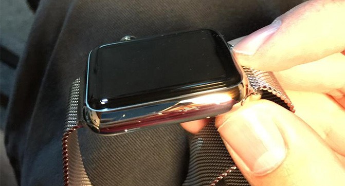 Корпус стальной версии Apple Watch быстро покрывается царапинами