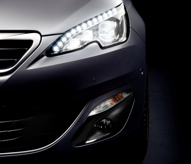 Новый Peugeot 308 первым в мире приносит полностью светодиодные фары в относительно доступный и народный С-класс. Установка LED-фар потянула за собой и общее изменение передней части автомобиля.