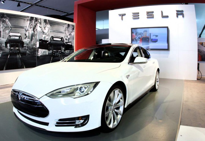 Tesla Motors расширила семейство электрических седанов Model S доступным одномоторным вариантом S 70 и сделала топовую модификацию P85D еще быстрее (2,8 с до 100 км/ч)