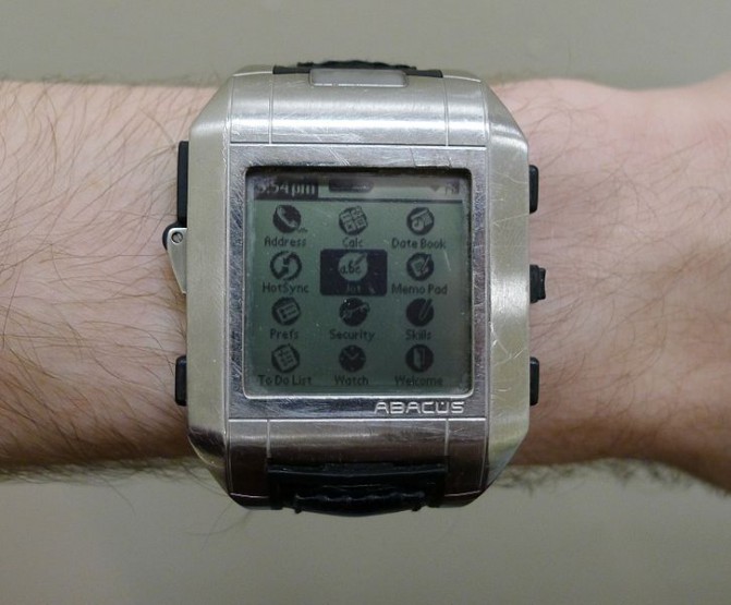 726px-Fossil_Wrist_PDA_on_wrist