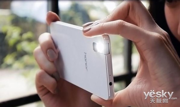 Представлен смартфон Huawei Honor7i с необычной вращающейся камерой и сканером отпечатков пальцев на боковой грани