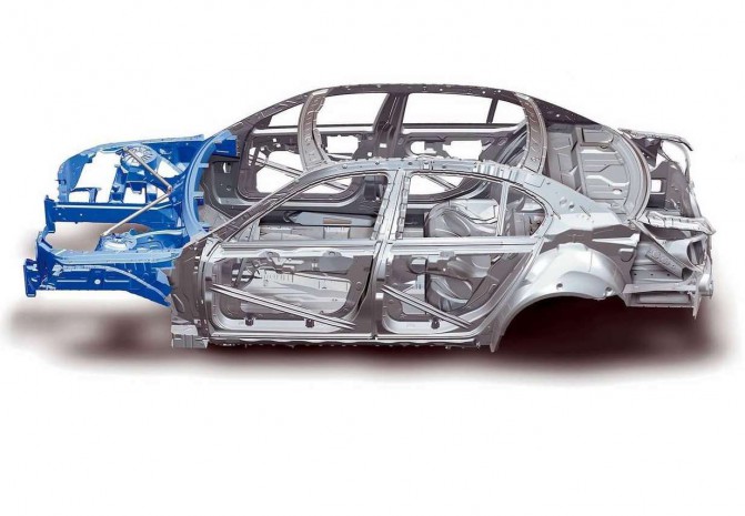 Автомобиль BMW 5-серии E60 стал первым в мире, где к стальному кузову была прикреплена алюминиевая передняя часть. В этом случае для соединения деталей могли использоваться только те методы, которые не допускали контакта разных материалов. А значит – только заклепки и клей-изолятор.