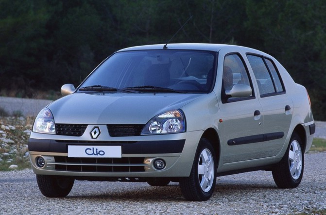 Недорогой Renault Clio Symbol еще в конце 1990-х годов предложил пластиковые передние крылья – как пример того, что необычные кузовные материалы встречаются не только в суперкарах и люкс-седанах. Вскоре пластиковые детали кузова начали использоваться и на других моделях компании: например, Renault Megane.